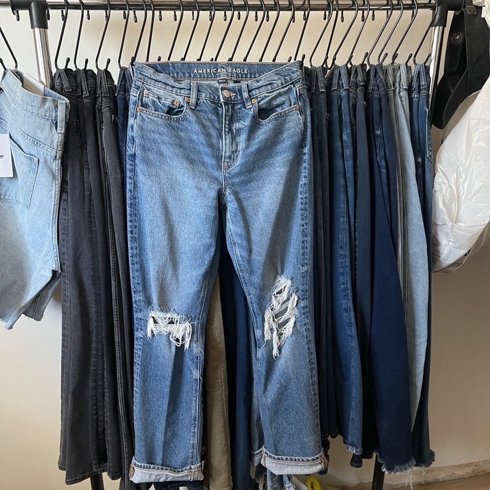 American Eagle Outfitters Women's Light Blue Ripped Straight Leg Jeans